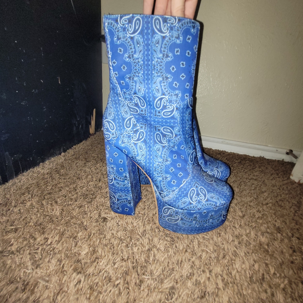 Blue Paisley Patterned Heeled Booties